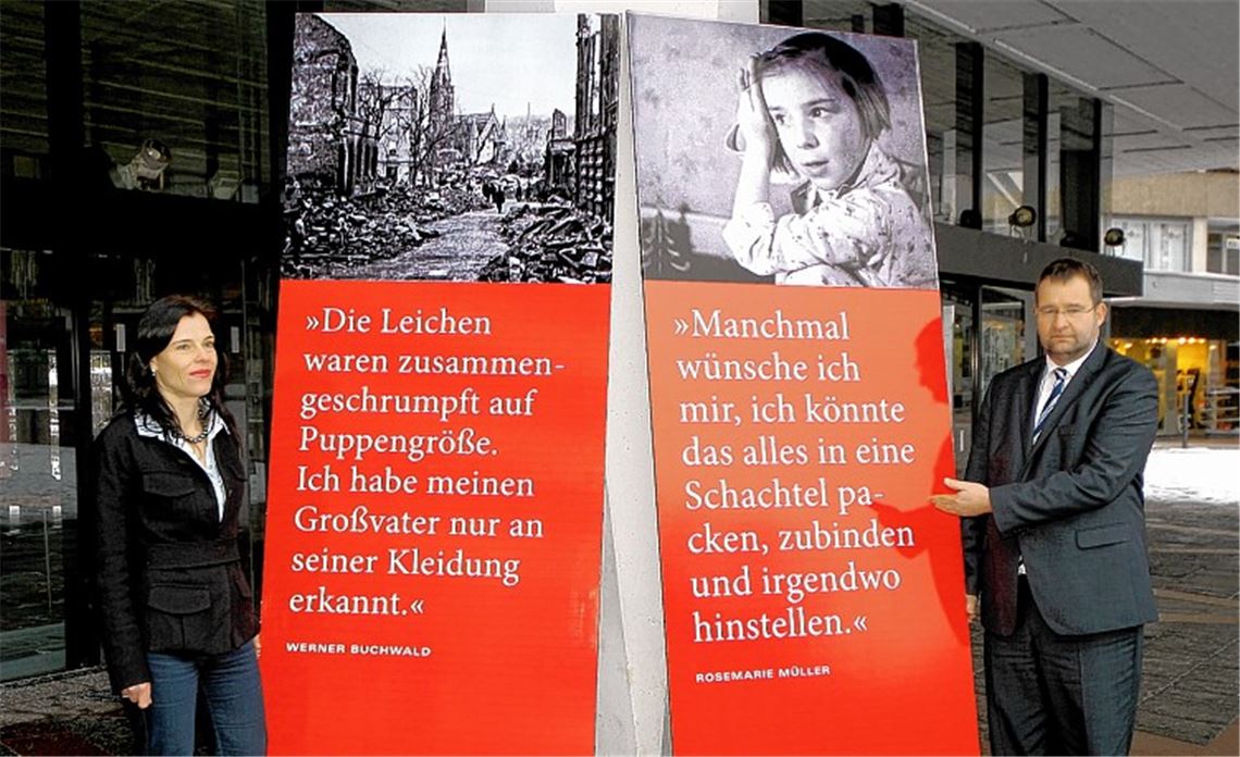 Neu gestaltete Fototafeln und prägnante Zitate von Überlebenden nach dem 23. Februar 1945 erinnern im Pforzheimer Stadtbild an das Inferno vor 68 Jahren. Oberbürgermeister Gert Hager, und Kulturamtsleiterin Isabel Greschat stellen das Programm zum Gedenktag vor. 
