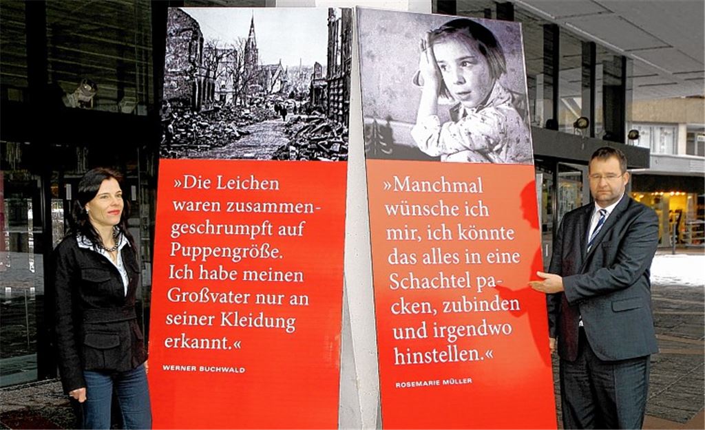 Neu gestaltete Fototafeln und prägnante Zitate von Überlebenden nach dem 23. Februar 1945 erinnern im Pforzheimer Stadtbild an das Inferno vor 68 Jahren. Oberbürgermeister Gert Hager, und Kulturamtsleiterin Isabel Greschat stellen das Programm zum Gedenktag vor. 