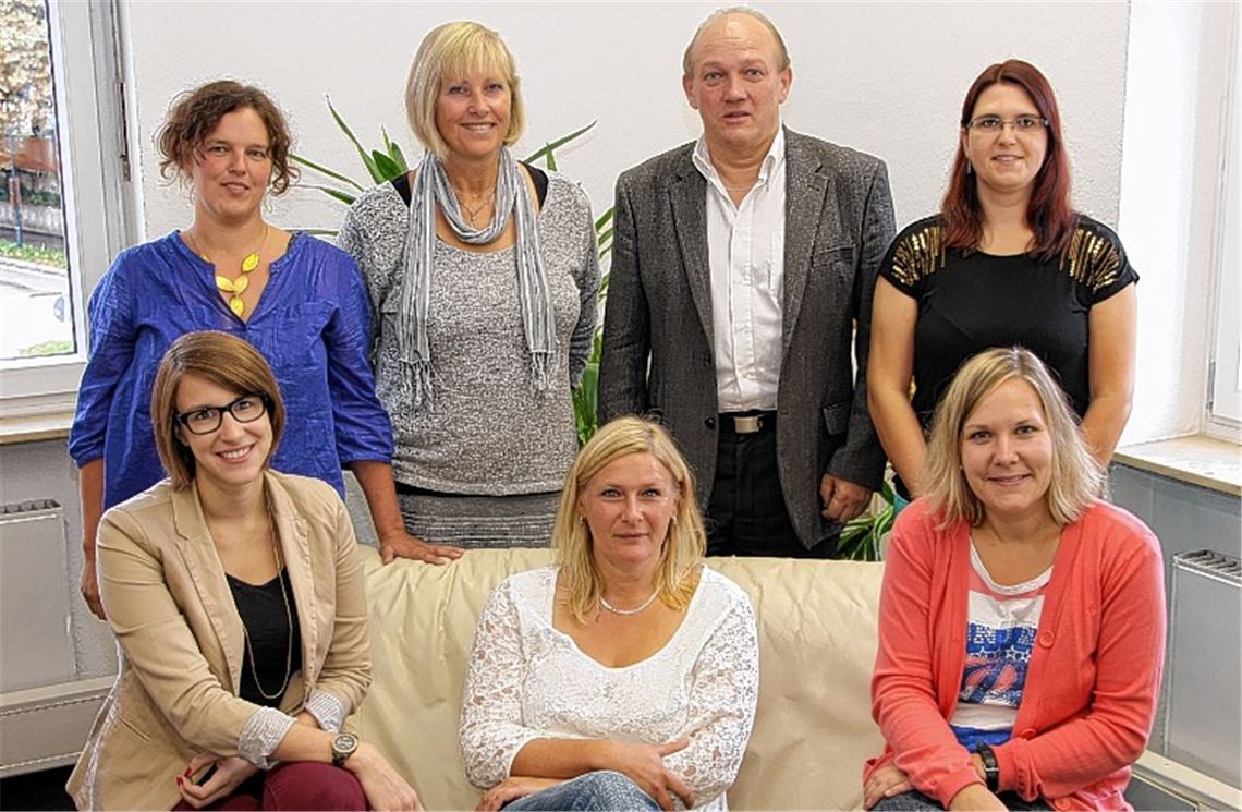 Neu im Team der „Tagesmütter Enztal“ (vorne von links): Nicole Drexler, Elke Heimerdinger und Julia Schnitter-Galenziok. Hinten von links: Teamleiterin Stephanie Karcher, Marika Wendel, Geschäftsführer Werner Kunstetter und Teamleiterin Büro Sandra Parise. Foto: Recken