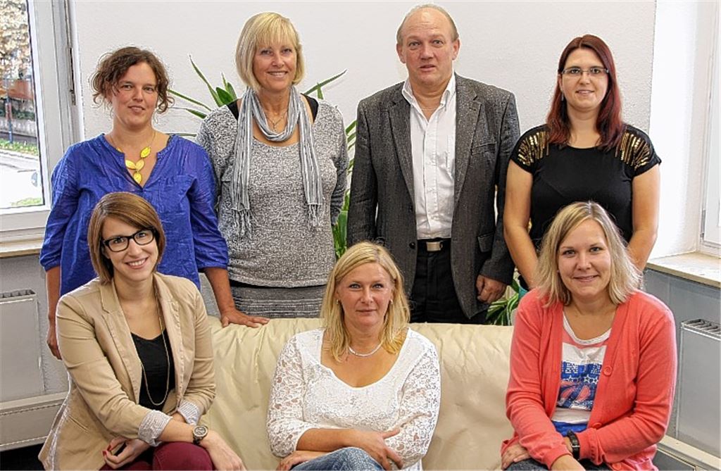 Neu im Team der „Tagesmütter Enztal“ (vorne von links): Nicole Drexler, Elke Heimerdinger und Julia Schnitter-Galenziok. Hinten von links: Teamleiterin Stephanie Karcher, Marika Wendel, Geschäftsführer Werner Kunstetter und Teamleiterin Büro Sandra Parise. Foto: Recken