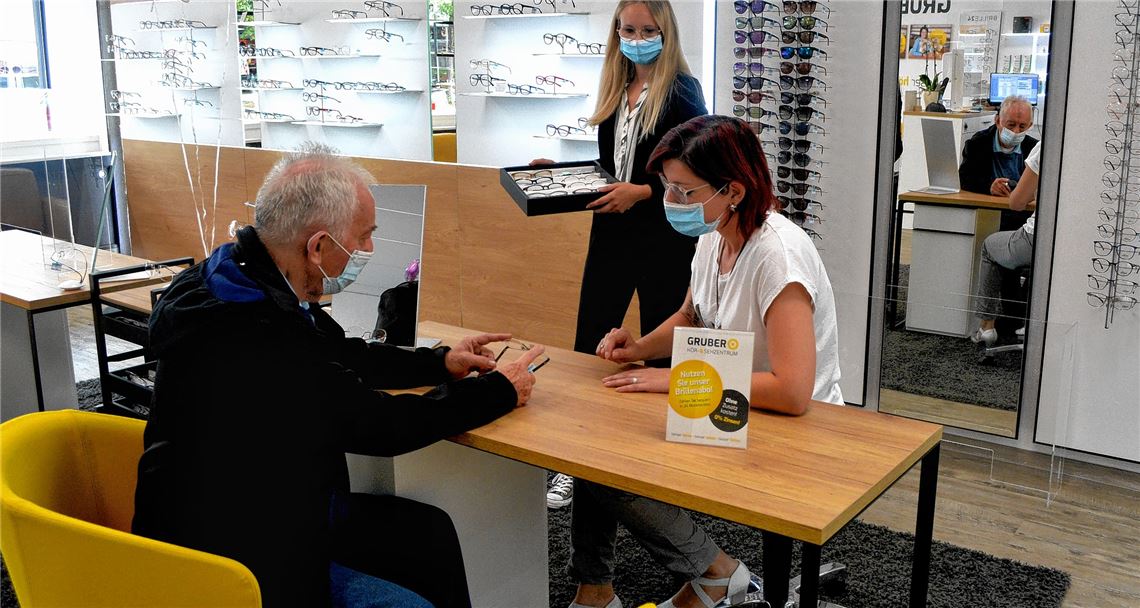 Neu in Illingen: Augenoptikmeisterin Sandra Karl (sitzend) und Augenoptikerin Laura Jakoby legen nach eigenem Bekunden großen Wert auf eine ausführliche, persönliche Beratung.Stahlfeld