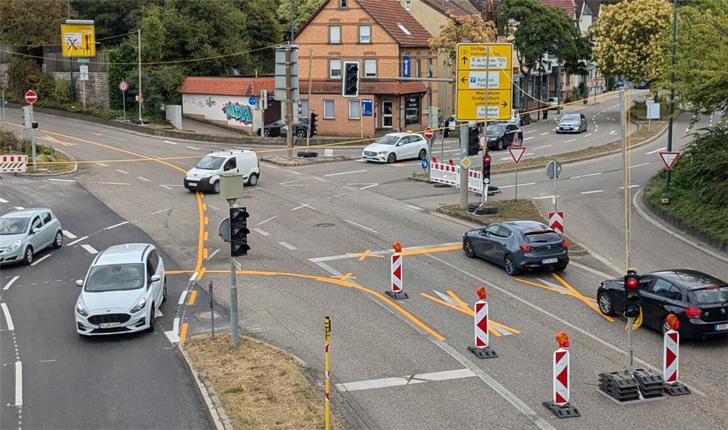 Neu und alt: Zwischen der Einmündung Hindenburgstraße und Einmündung Enzstraße wechselt der Bautrupp in der kommenden Woche auf die andere Straßenseite. Foto: Steigleder