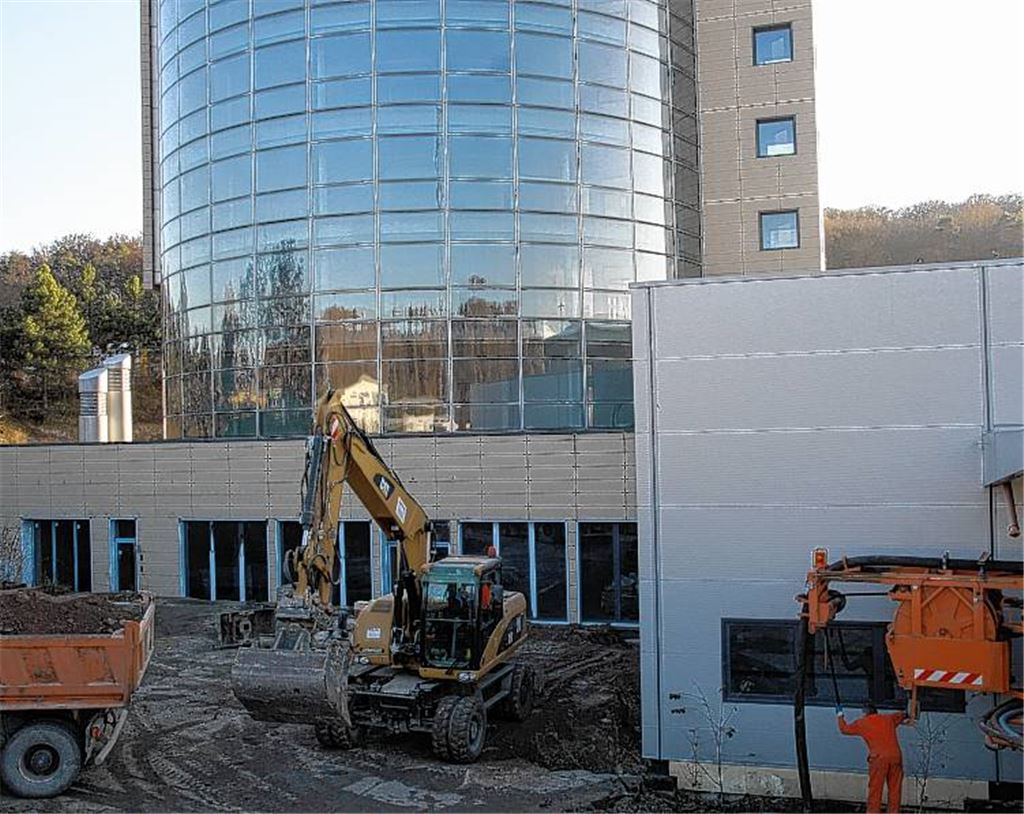 Neuanfang an der Industriestraße: Die Arbeiten zur Vollendung des Büroturms laufen.