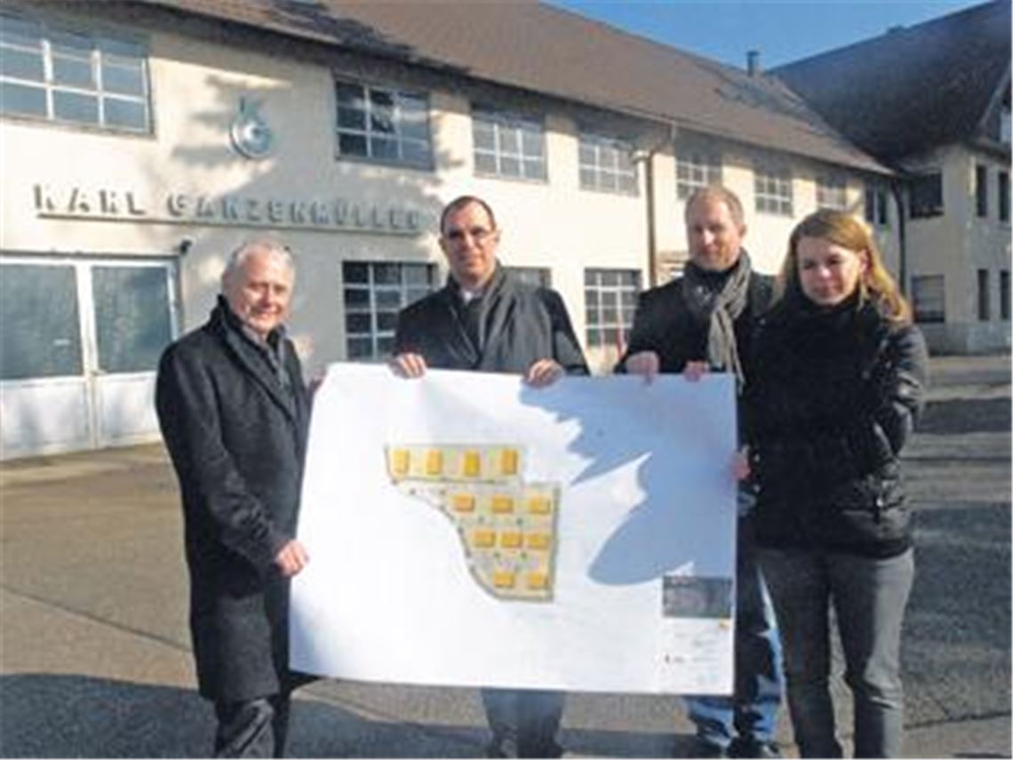 Neuanfang auf der Gewerbebrache: Die Planer Siegfried Gerst (PEG Baden-Württemberg, li.), Tanja Gerst und Christian Fuchs (INEX-Architektur) stellen gemeinsam mit Oberbürgermeister Frank Schneider (2. v. li.) die Pläne für das Areal der ehemaligen Firma Ganzenmüller in Dürrmenz vor. Foto: Eier