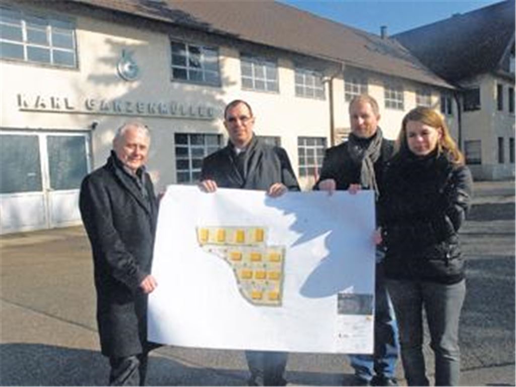 Neuanfang auf der Gewerbebrache: Die Planer Siegfried Gerst (PEG Baden-Württemberg, li.), Tanja Gerst und Christian Fuchs (INEX-Architektur) stellen gemeinsam mit Oberbürgermeister Frank Schneider (2. v. li.) die Pläne für das Areal der ehemaligen Firma Ganzenmüller in Dürrmenz vor. Foto: Eier