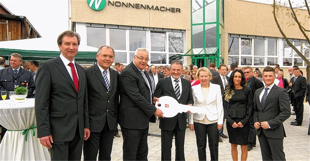 Neuanfang bei Nonnenmacher in Dürrn – da sieht man bei der Einweihung nur freudige Gesichter: IHK-Direktor Martin Keppler (v.li.), Bürgermeister Norbert Holme, Reinhard Trautz von Fertigbau Harsch, Bernd Nonnenmacher, seine Lebensgefährtin Eva Holzweißig und seine Kinder Kathrin und Martin Nonnenmacher.
