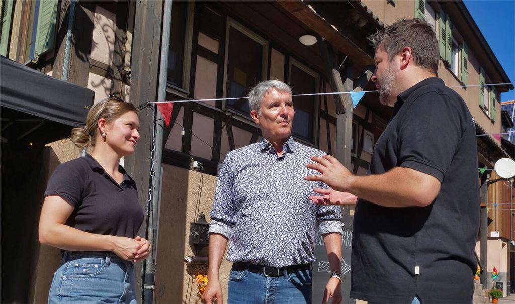 Neuanfang in der „Krone“: Carolin Klöckner, Stefan Müller (re.) und ihre Mitstreiter arbeiten aktuell an dem Projekt, über das sich auch Bürgermeister Armin Pioch freut. Foto: Friedrich