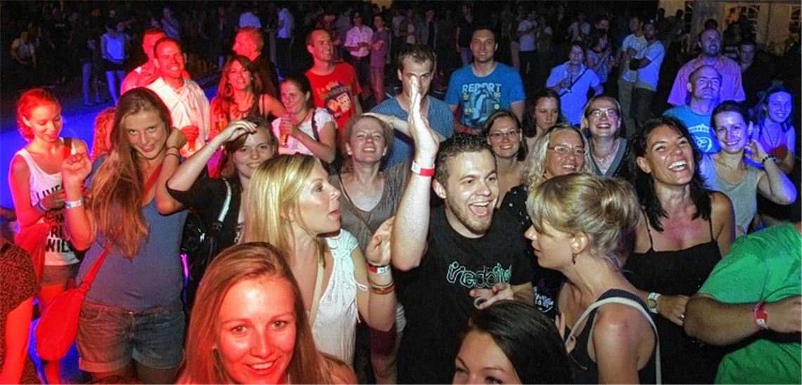 Neuauflage am 12. Juli: Musikfans feiern bei der SWR3-Dance-Night. Archivfoto: Fotomoment