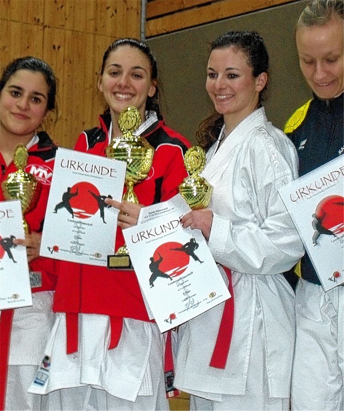Neue Altersklasse, neue Gewichtsklasse: Anna Miggou (2.v.li.) ist trotzdem ganz oben auf dem Siegertreppchen.