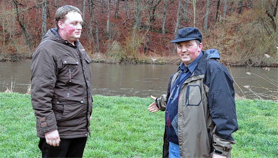 Neue Auflagen drohen: Walter Schmierer jun. (re.) und sein Sohn Benjamin haben wenig Verständnis für die Pläne der Politik, die Bewirtschaftung von Wiesen am Enzufer zu erschweren.