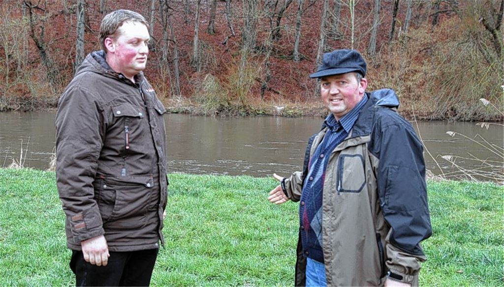 Neue Auflagen drohen: Walter Schmierer jun. (re.) und sein Sohn Benjamin haben wenig Verständnis für die Pläne der Politik, die Bewirtschaftung von Wiesen am Enzufer zu erschweren.