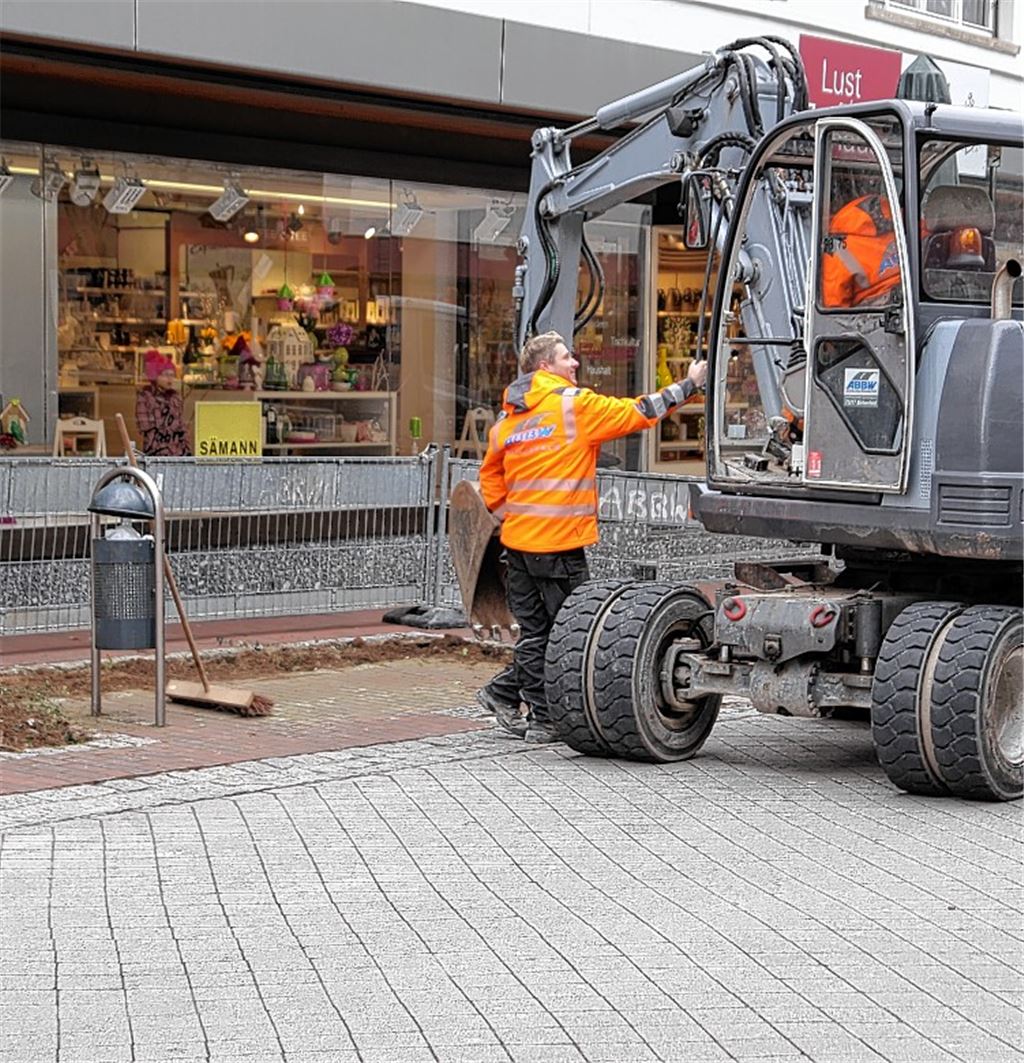 Neue Beete, neue Sitzgelegenheiten und eine buntere Farbenpracht: So soll sich die Innenstadt zur Gartenschau präsentieren. Der Anfang wird derzeit gemacht.