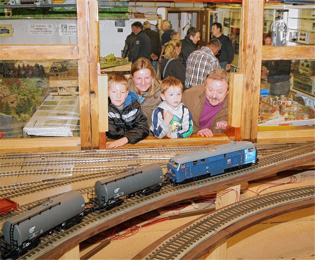 Neue Einblicke beim Fahrtag der Modelleisenbahner: Spur-1-Züge drehen auf einer umgestalteten Anlage ihre Runden. Foto: Kollros