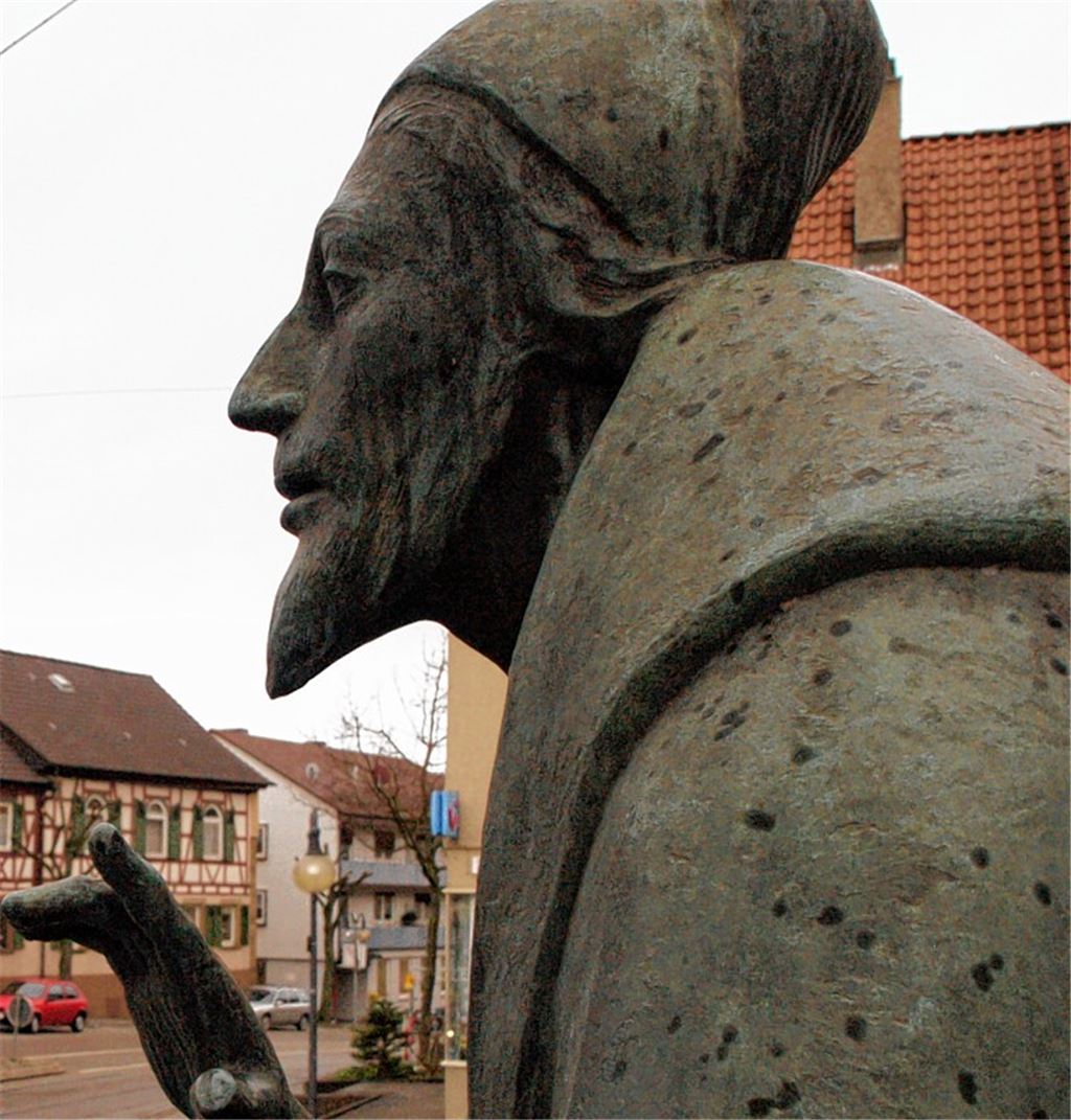 Neue Erkenntnisse können das Profil des historischen Faust – hier sein Denkmal vor dem Knittlinger Rathaus – weiter schärfen.