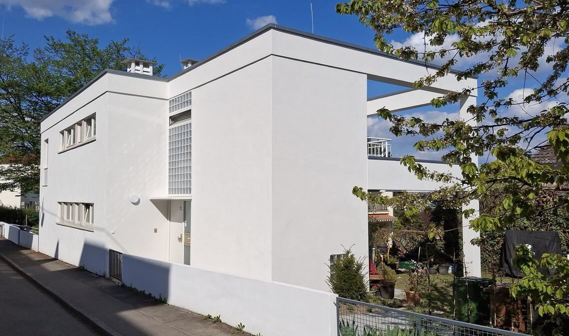 Neue Fassadenfarbe: Mehrfamilienhaus, gebaut in der Nachkriegszeit in der Stuttgarter Weissenhofsiedlung.