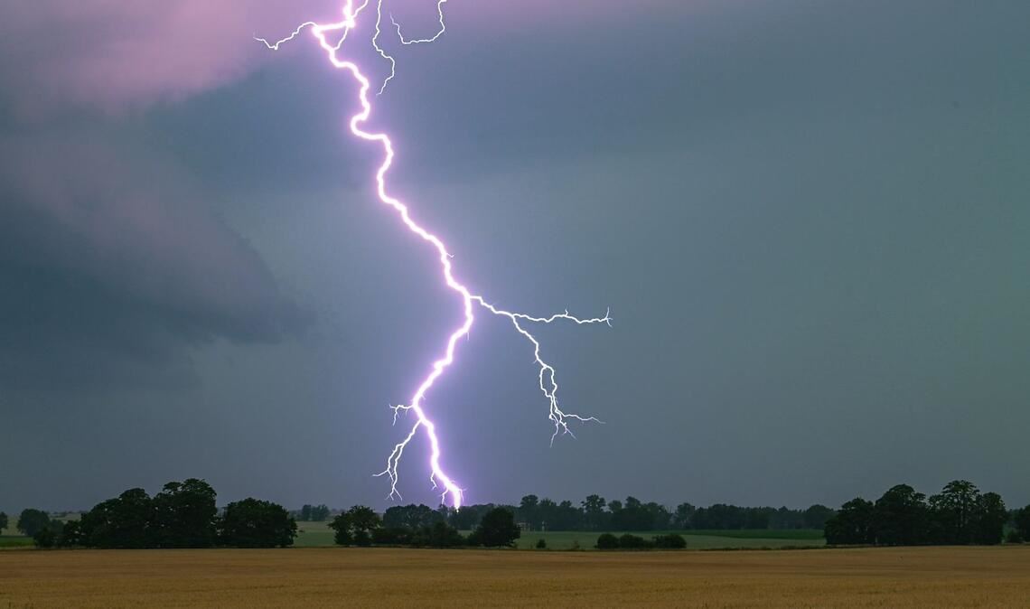 Neue Gewitter können bereits am Dienstag wieder aufziehen (SymbolbildI)