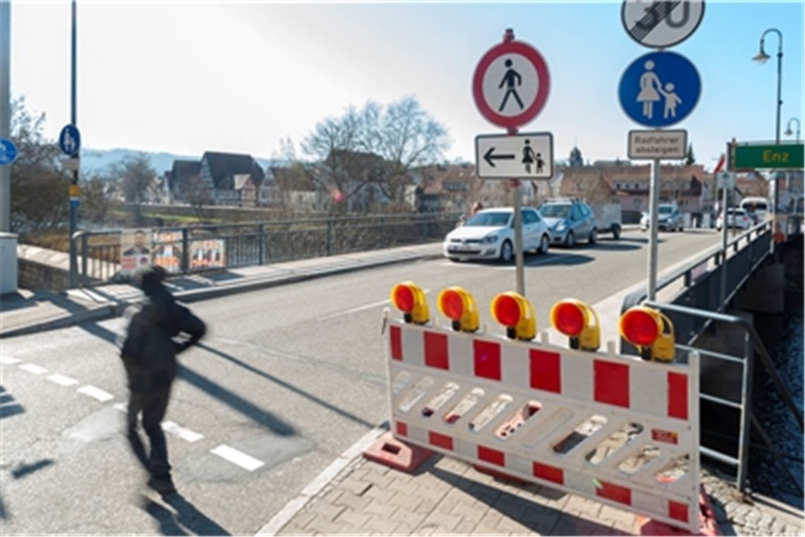 Neue Brücke nach Dürrmenz: Startschuss ist gefallen Neue Herrenwaagbrücke: Am Montag ist mit der Baustelleneinrichtung begonnen worden. Der Zugang vom Dammweg zur jetzigen Brücke ist gesperrt. Fotos: Fotomoment