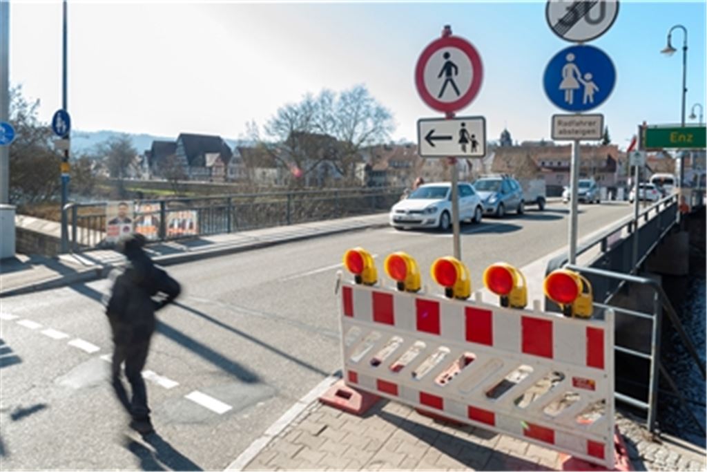 Neue Herrenwaagbrücke: Am Montag ist mit der Baustelleneinrichtung begonnen worden. Der Zugang vom Dammweg zur jetzigen Brücke ist gesperrt. Fotos: Fotomoment