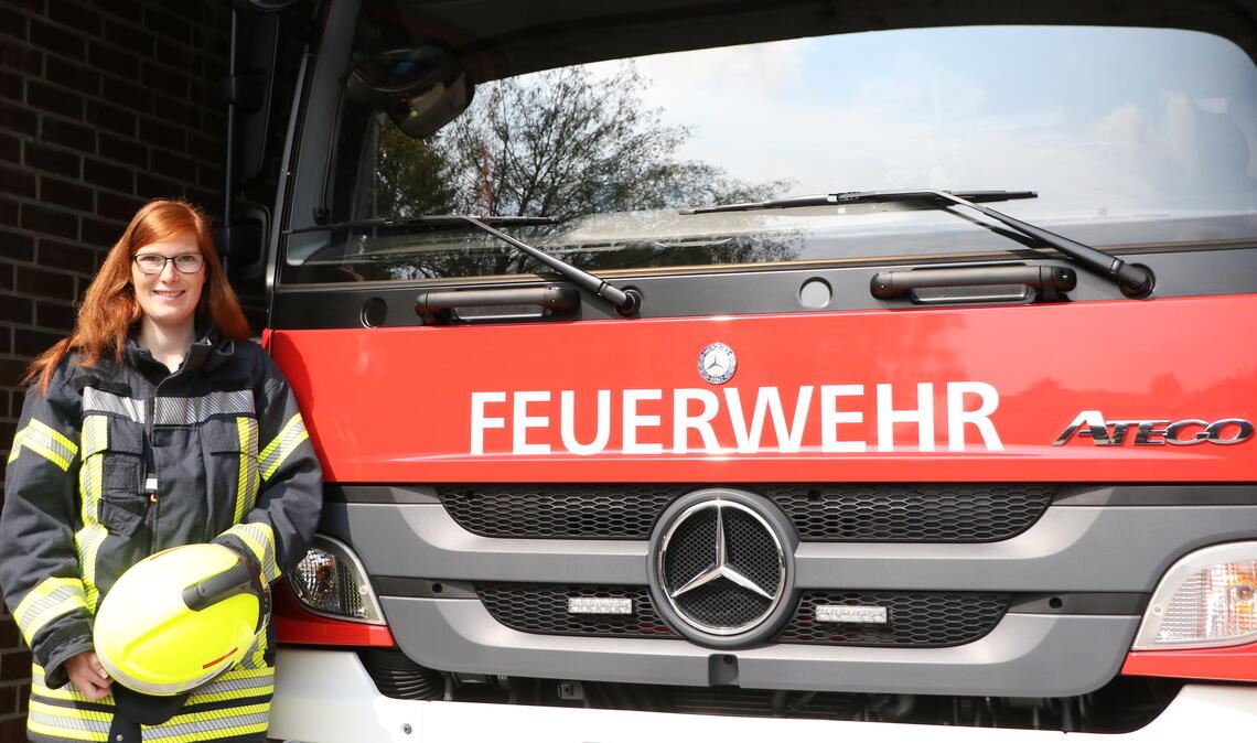 Neue Jacke, neuer Helm, neues Löschfahrzeug: Vor dem Festakt zum 150-jährigen Bestehen der Schützinger Abteilung freut sich Kommandantin Mareike Bühler über die Ausstattung. Foto: Deeg