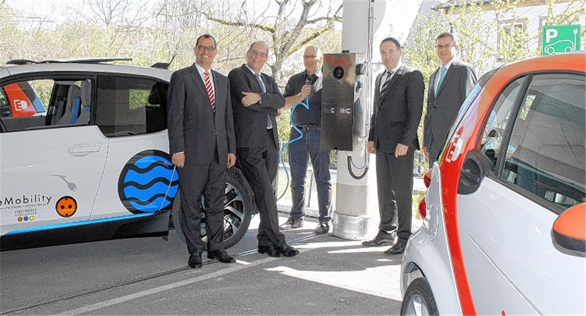 Neue Ladestation (v.li.): OB Frank Schneider, Sparkassendirektor Stephan Scholl, Uwe Pfisterer, Abteilungsleiter Stadtwerke, Horst Graef, Geschäftsführer Energie Calw, und Sparkassen-Vorstand Sieghardt Bucher. Foto: ert