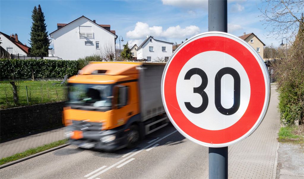 Neue Lärmschutzzone: Auch auf der Ötisheimer Straße zwischen der B10/Pforzheimer Straße und dem Kreisverkehr Ziegeleistraße gilt inzwischen Tempo 30. Foto: Fotomoment