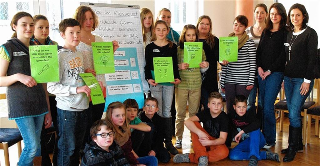 Neue Mitstreiter: Die künftigen Klassenratsmoderatoren mit (v. re.) den Lehrerinnen Stephanie Gasch und Annabelle Klis und der Schulsozialarbeiterin Anna Schaab.