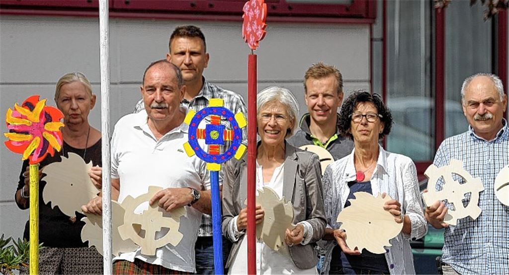 Neue Mühlräder für Mühlacker (v. li.): Karin und Albrecht Münzmay vom Verschönerungsverein, Dietmar Schäfer (Modell- und Formenbau Schäfer), Gudrun Aichele (Bürgerprojekt Sinnesparcours), Frank Tichlers von Blumen Berret, der mit zwei anderen Händlern für den Vertrieb der Mühlräder zuständig ist, Gabi Gössele (Bürgerprojekt Sinnescparcours) und Manfred Schäfer (Modell- und Formenbau Schäfer) zeigen die neuen Rohlinge.Foto Goertz