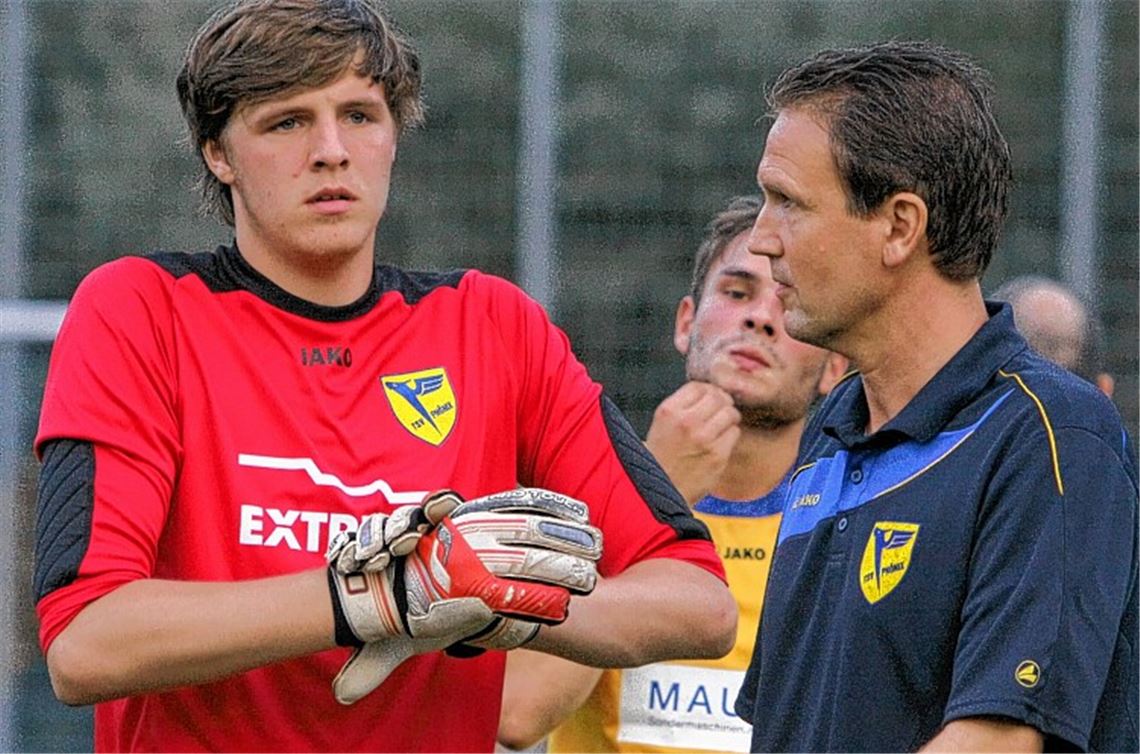 Neue Nummer eins im Phönix-Tor: „Er wird ins Wasser geworfen und muss schwimmen“, sagt Trainer Bernd Kirchstetter (re.) über den 19-jährigen Yannik Jensen. Fotos: Eigner