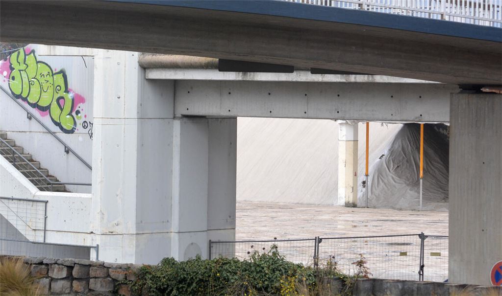 Neue Perspektiven: Das „Mühlehof-Loch“ soll, mit viel Grün, für ein privates Bauprojekt – Wohn- und Geschäftshaus, Hotel und/oder Gastronomie – freigegeben werden. Fotos: Stahlfeld