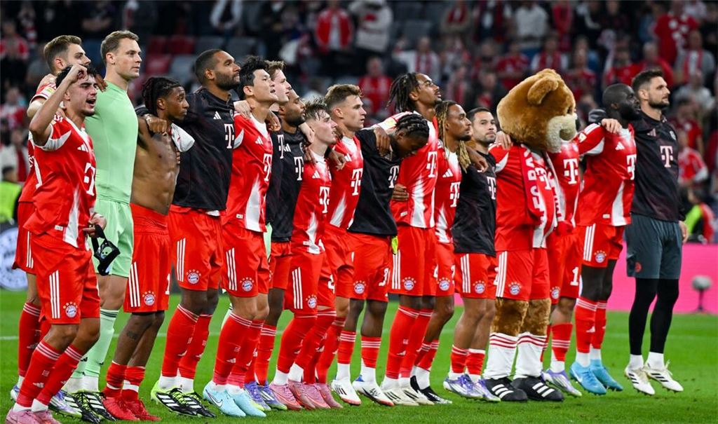 Neue Saison, gewohntes Bild: Die Bayern-Profis feiern vor ihrer Fankurve.
