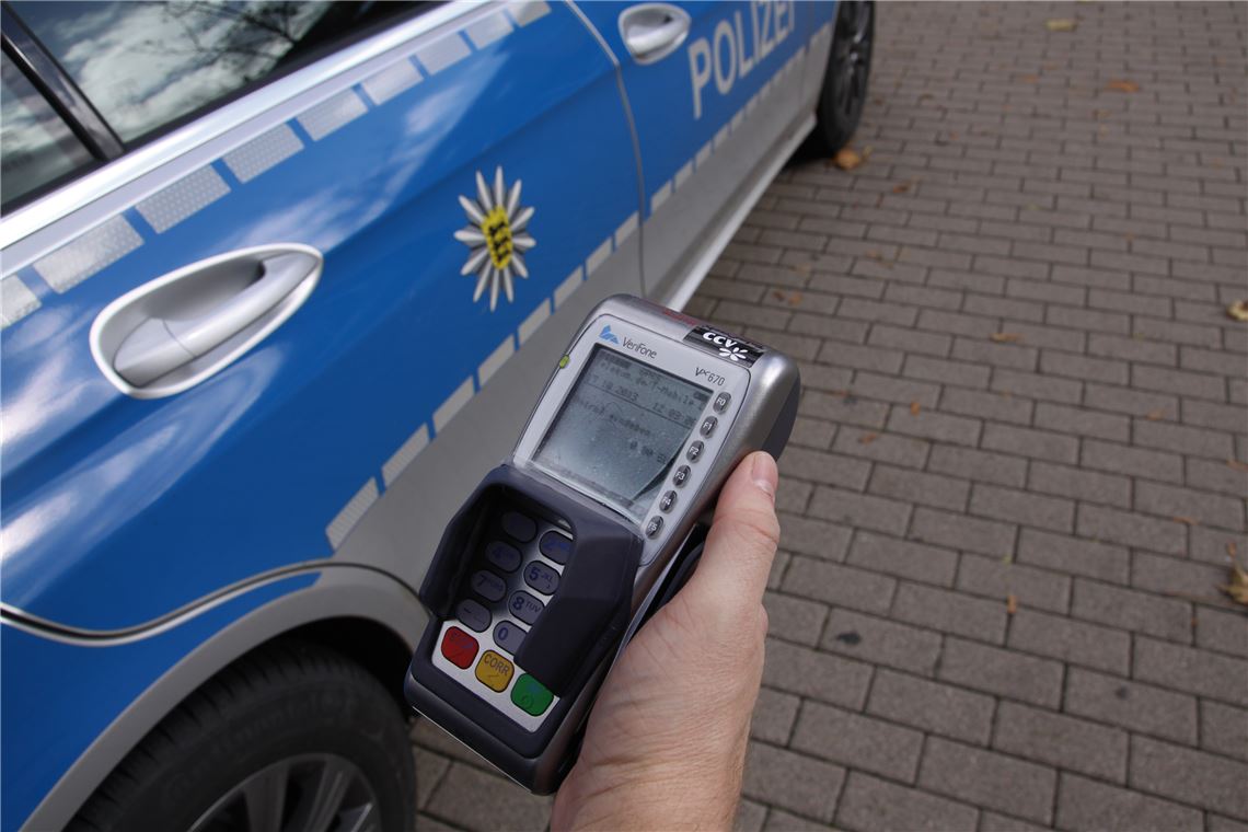 Neue Technik: Das Polizeirevier Mühlacker verfügt über mobile Terminals der Firma TeleCash. (Foto: Mummert)