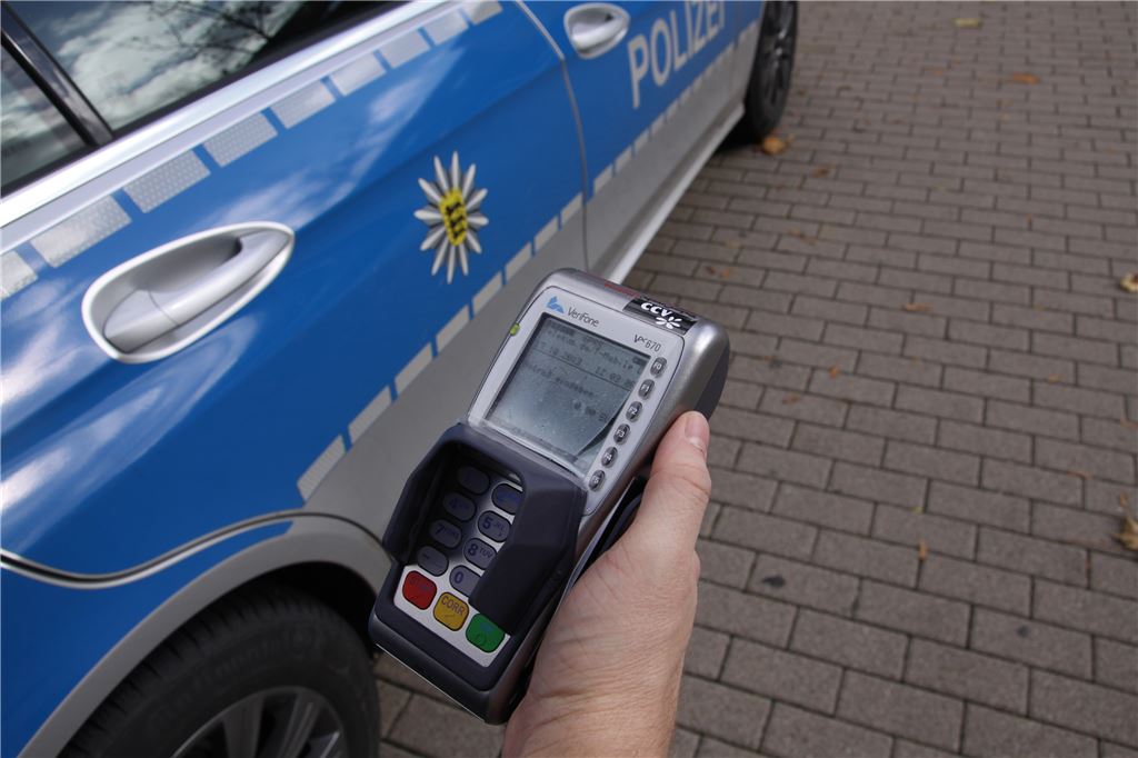 Neue Technik: Das Polizeirevier Mühlacker verfügt über mobile Terminals der Firma TeleCash. (Foto: Mummert)