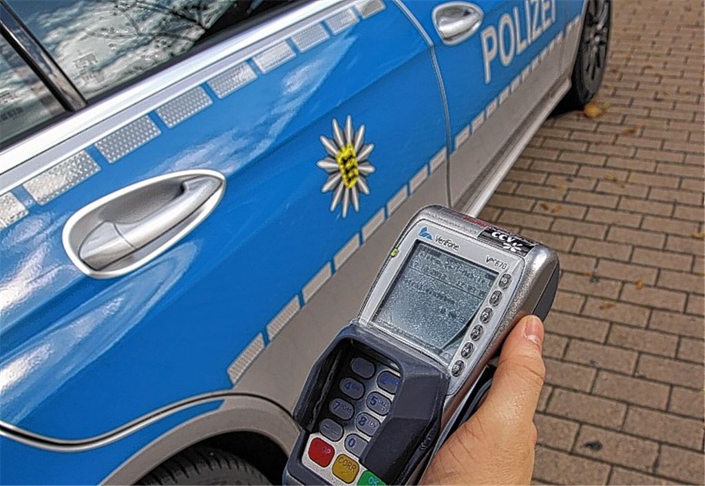 Neue Technik: Das Polizeirevier Mühlacker verfügt über zwei mobile Terminals der Firma TeleCash, mit denen Verkehrssünder ab sofort bargeldlos zur Kasse gebeten werden.