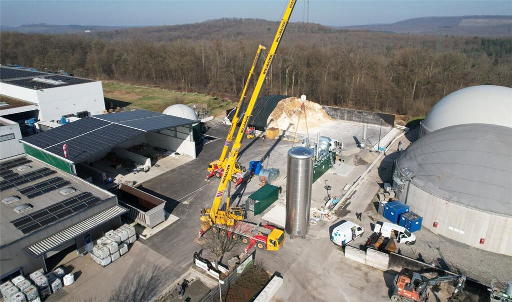 Neue Technik für das Areal der Biogasanlage in Mühlacker: Ein Blockheizkraftwerk schwebt an seinen Platz. Fotos: Stadtwerke Mühlacker