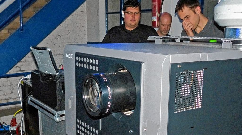 Neue Technik für das Filmerlebnis unter freiem Himmel: Das Kommunale Kino stellt seine neue digitale Projektionsanlage vor.
