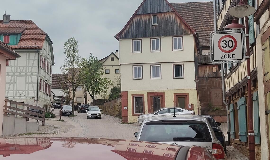 Neue Tempo-30-Schilder sind jetzt auch in Wiernsheim und Serres zu sehen. Foto: Deeg