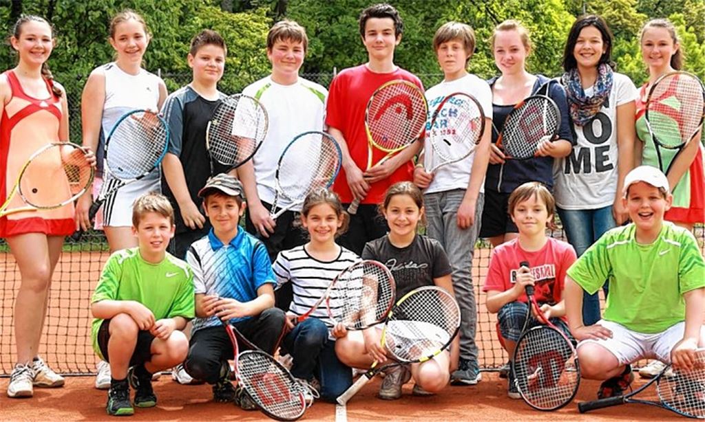 Neue Tennisfreunde: Die Teilnehmer am Aktionstag des TC Sternenfels Foto: privat
