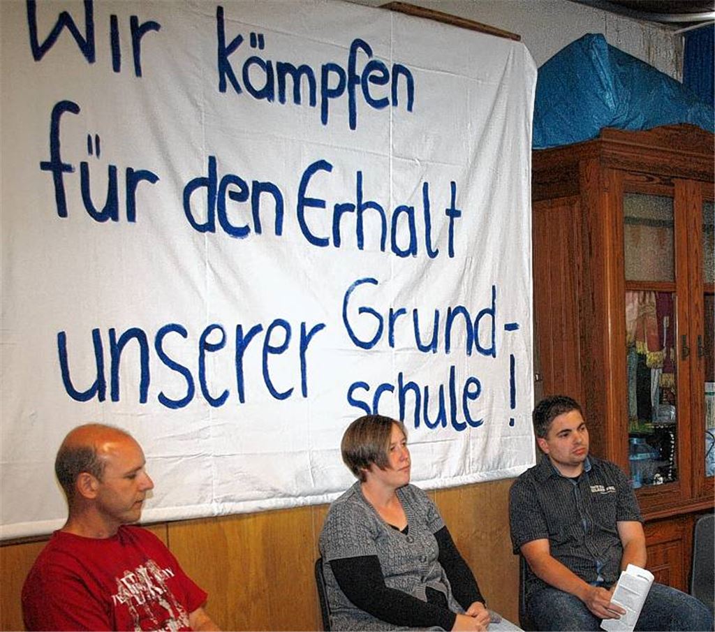 Neue Unterrichtskonzepte notwendig: Auch die Grundschule in Mühlhausen leidet unter den sinkenden Schülerzahlen – aber die Eltern (Bild unten, bei einem Treffen Mitte Mai) wollen ihre Dorfschule nicht aufgeben.