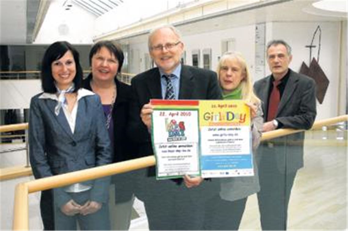 Neue Wege in der Berufs- und Lebensplanung einschlagen  dazu sollen Schnupperpraktika am Girls- beziehungsweise Boys-Day ermuntern. Dies unterstützen auch Kerstin Monasso, Barbara Jeske, Landrat Karl Röckinger, Martina Klöpfer und Georg Milo (v. li.).
Foto: Kollros