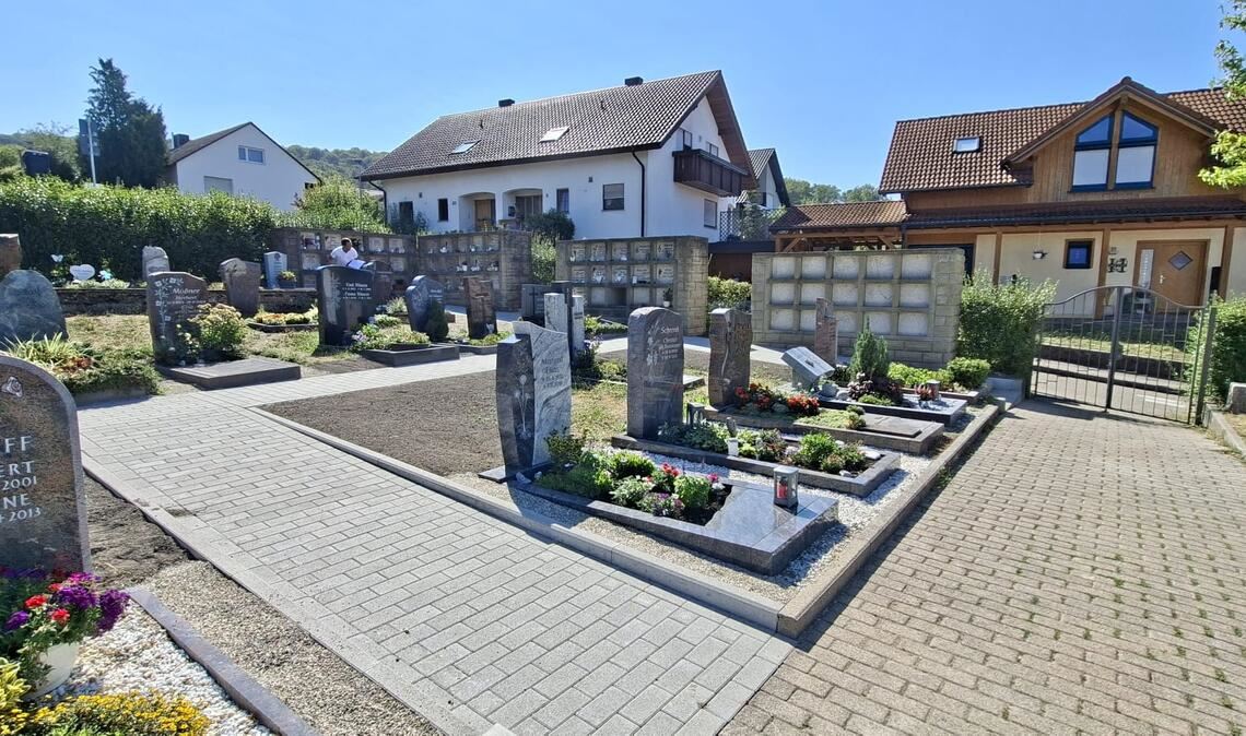 Neue Wege und neues Grabfeld: Auf dem Friedhof in Ölbronn sind laut Gemeindeverwaltung verschiedene Arbeiten weitgehend abgeschlossen. Fotos: Gemeinde Ölbronn-Dürrn