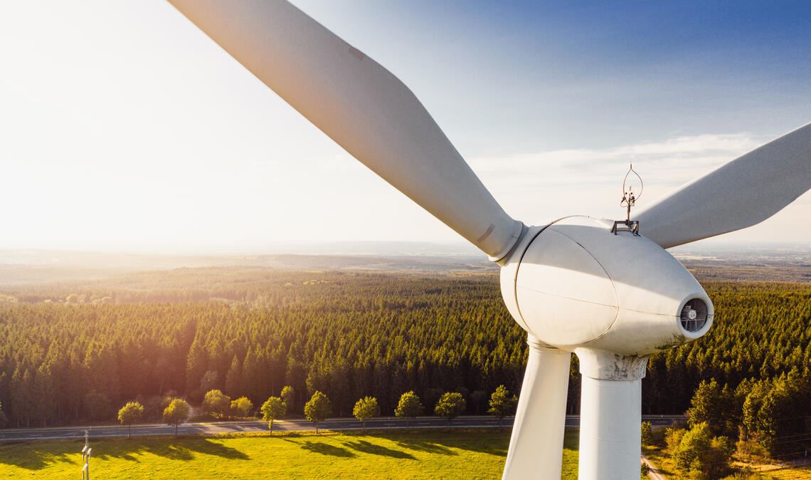 Neue Windkraftanlagen können bis zu 300 Meter in die Höhe ragen und damit das Landschaftsbild beeinflussen. Foto: Adobe Stock, Engel
