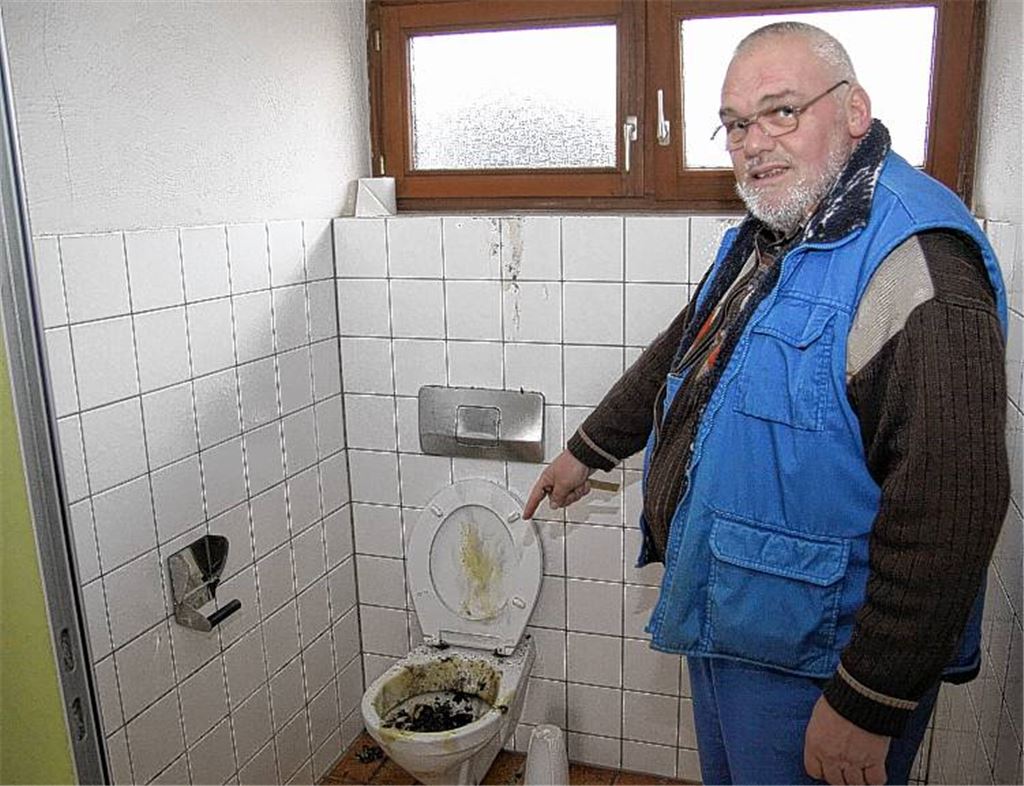 Neuer Ärger: Roland Rapp in der Friedhofstoilette, wo Unbekannte gezündelt haben.