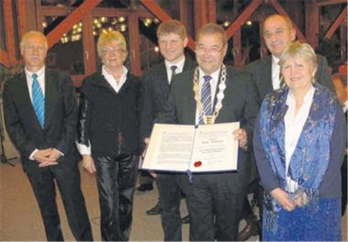 Neuer Ehrenbürger: Die Vorsitzenden der Brettener Gemeinderatsfraktionen überreichen dem scheidenden OB Paul Metzger die Urkunde gemeinsam.
 Foto: Garhöfer