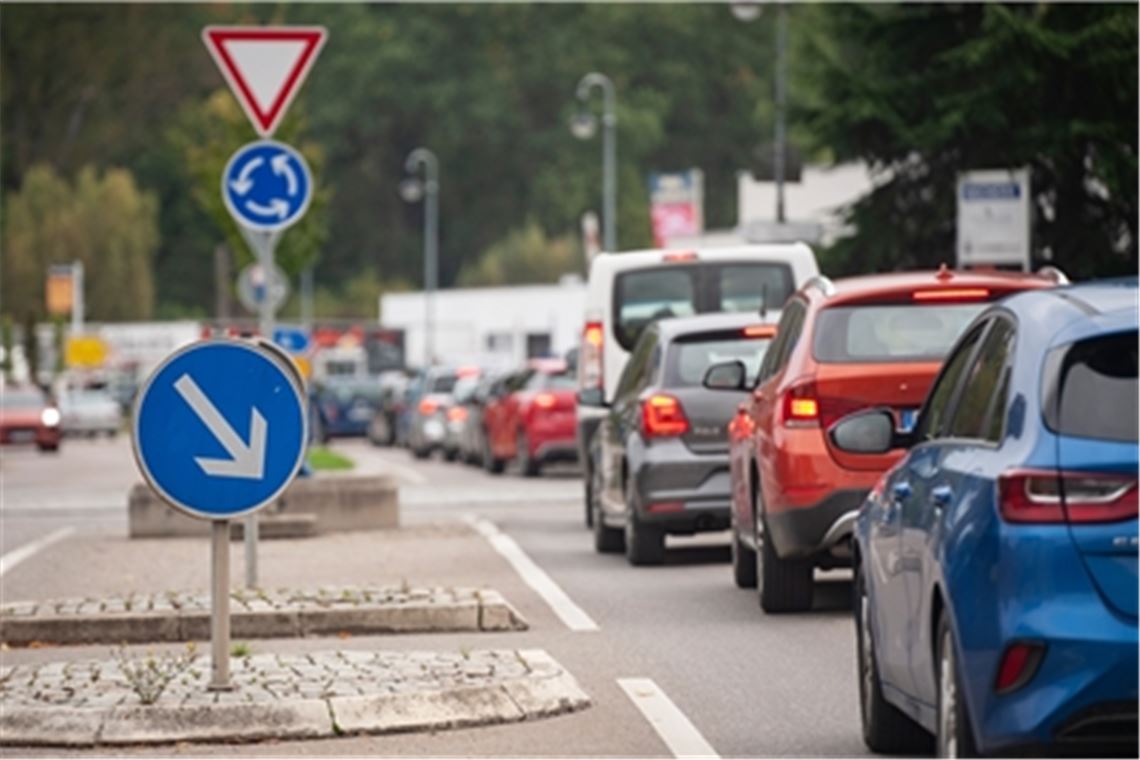 Neuer Engpass: In Enzberg wird die Ampelanlage auf der B10 aufgerüstet. Foto: Fotomoment