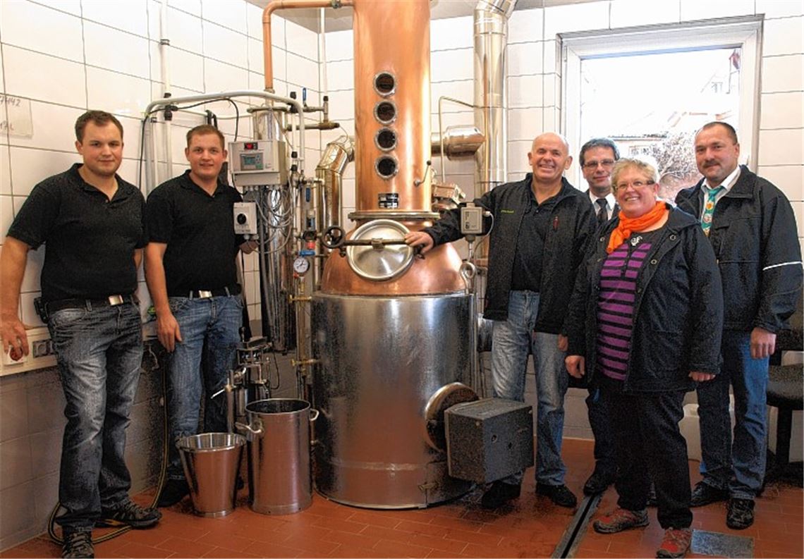 Neuer Geschäftszweig (v. li.): Benjamin, Tim und Wilfried Conradt, Andreas Felchle, Gerda Conradt und Gerd Kinzinger stellen die Destillerie vor.