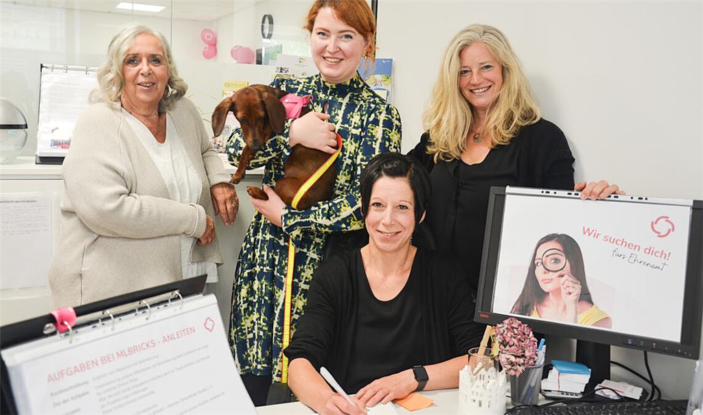 Neuer Name, vertraute Gesichter: Angelika Schweizer, Bereichsleiterin Cora Kranz mit Bürohund Jürgen, Teamleiterin Gabi Esposito und Martina Koch (v. li.) stellen „Miteinander engagiert“ vor, das neue Ehrenamtsprojekt des Vereins „Miteinanderleben“. Foto: Bischoff-Krappel