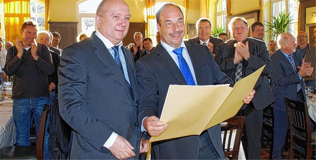 Zum Abschied mit Lob überhäuft