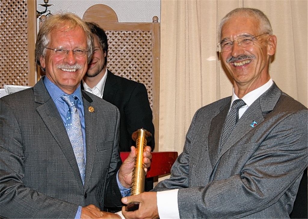 Neuer Rotary-Präsident: Jürgen Meeh (li.) folgt auf Rolf Schneider.