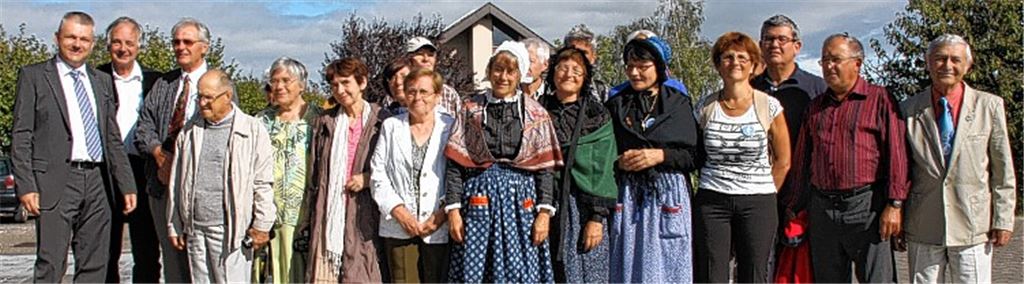 Neuer Schritt auf dem Weg zur Partnerschaft: Gruppenfoto der Queyrasianer mit Wurmbergs Bürgermeister Jörg-Michael Teply (li.). Foto: Mummert