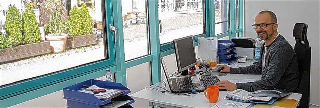 Neuer Standort in zentraler Lage: Der Mühlacker Citymanager Thomas Müller hat jetzt sein Domizil im früheren Kiosk-Pavillon in der unteren Bahnhofstraße bezogen. Foto: Sadler